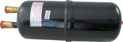 Schwarzer Kompressor mit zwei Anschlussrohren, gekennzeichnet mit "R410A" und "RoHS". Herkunftsschild weist auf die Marke Wolf hin.